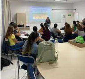 sala com professores em formação.