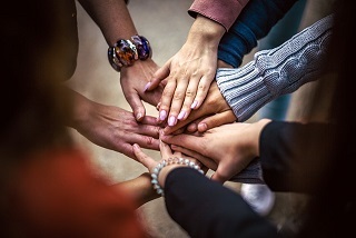 professores com mãos juntas