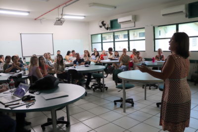 adulto estudando na escola