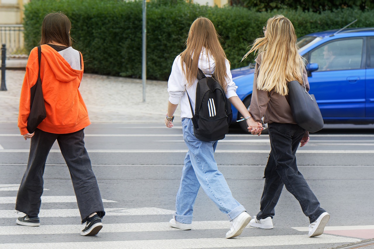 jovens indo para a escola